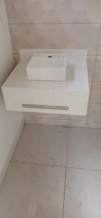 Lavamanos y superficie de baño