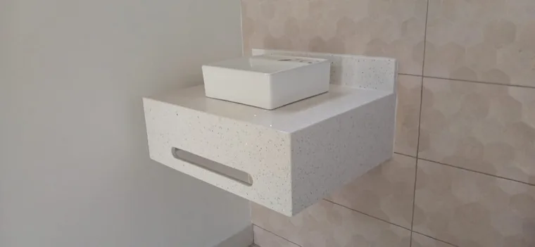 Lavamanos y superficie de baño