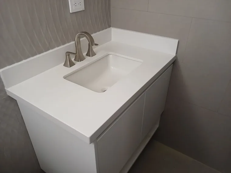 Lavamanos y superficie de baño