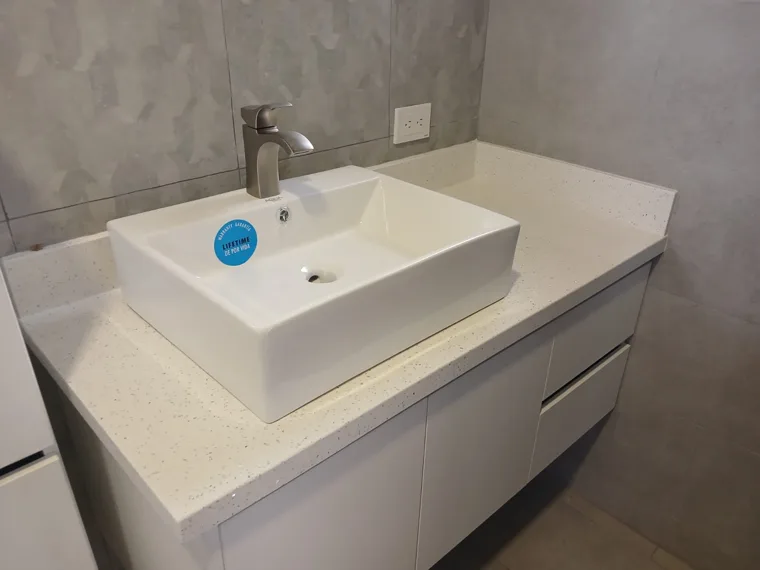 Lavamanos y superficie de baño