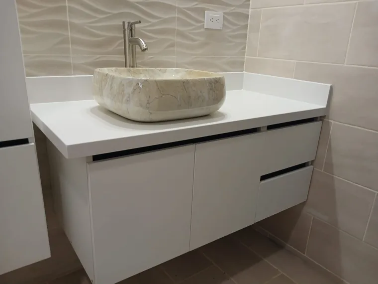 Lavamanos y superficie de baño