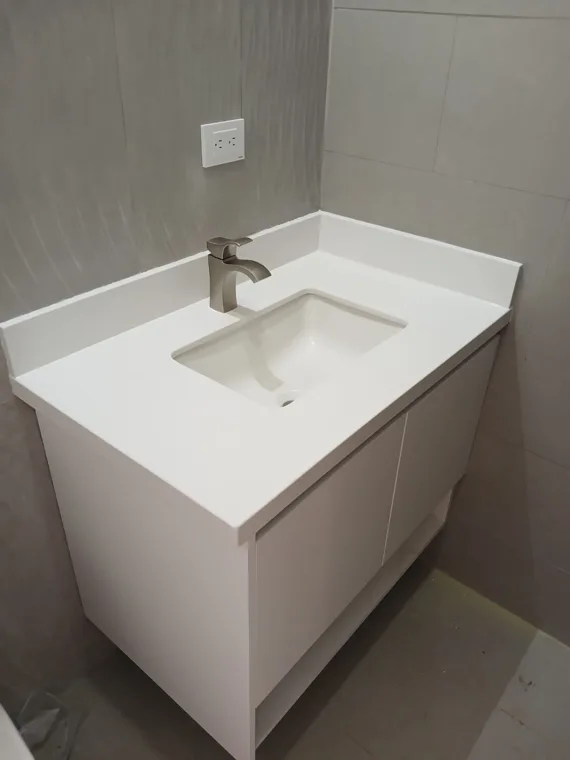 Lavamanos y superficie de baño