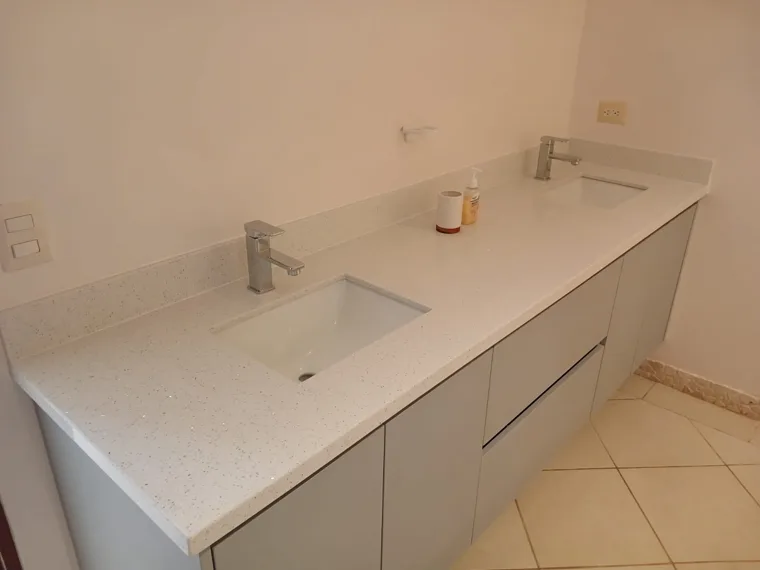Lavamanos y superficie de baño
