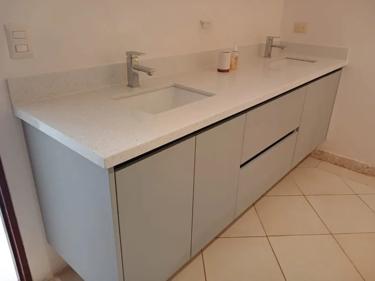 Lavamanos y superficie de baño