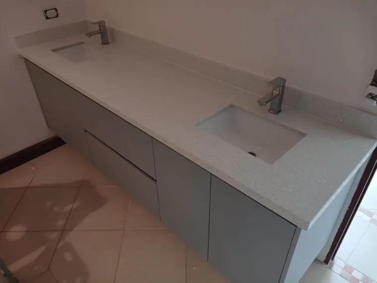Lavamanos y superficie de baño