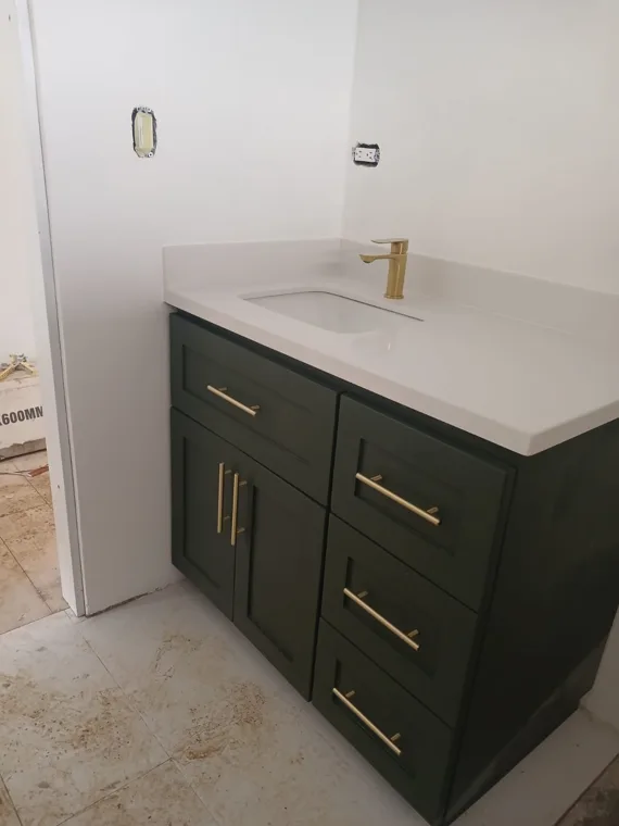 Lavamanos y superficie de baño