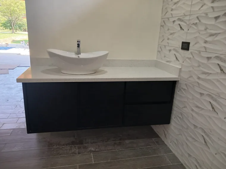 Lavamanos y superficie de baño