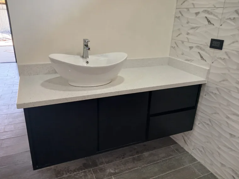 Lavamanos y superficie de baño