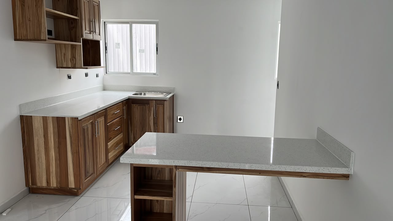 Proyecto residencial con isla y sobres de cocina en cuarzo