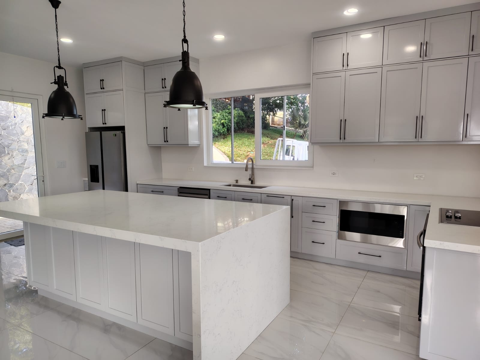 Diseño de cocina minimalista con sobres de calacatta