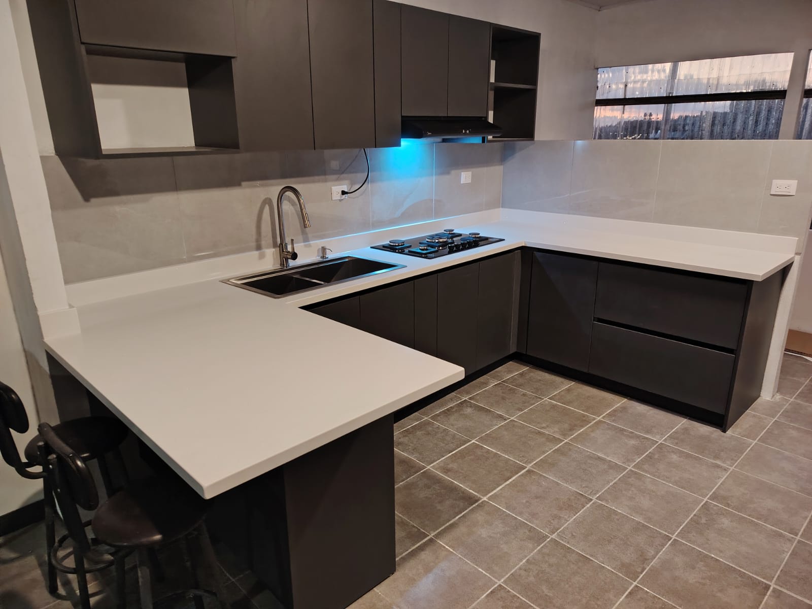 Cocina espaciosa con acabados de sobres en granito pulido